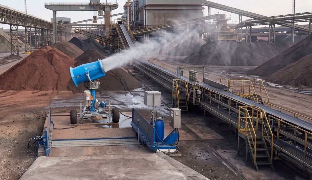 cannone nebulizzatore Ciclone in azione all'interno di un'industria siderurgica